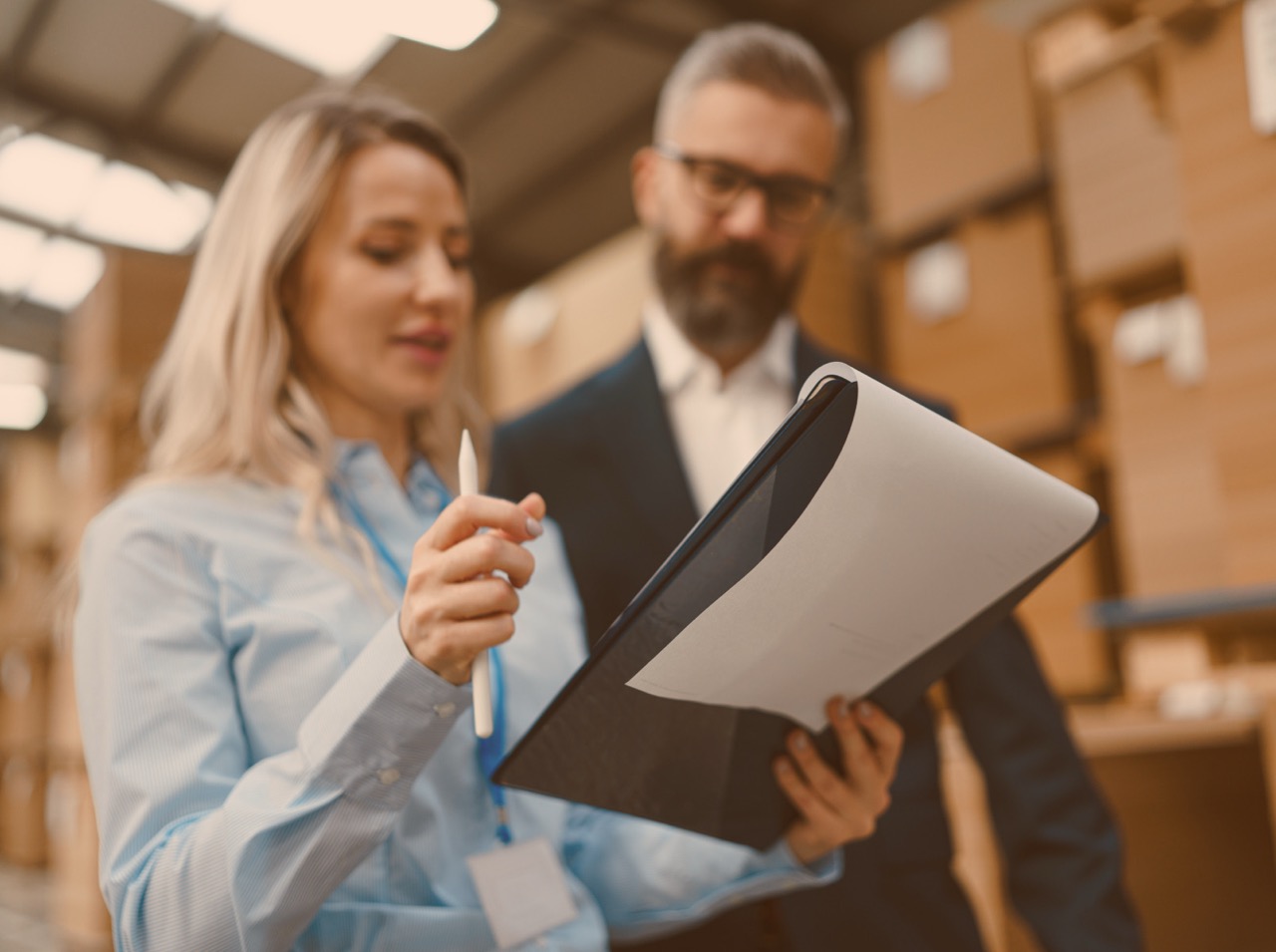 Zespół planistyczny analizuje dane operacyjne, rozważając wybór między podejściem top-down a bottom-up w planowaniu łańcucha dostaw